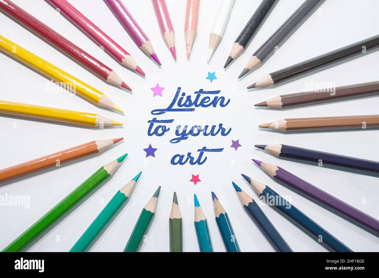 Segno di testo che mostra ascoltare la tua arte motivazionale citazione creativa su matita a colori disposti su sfondo circolare. Foto Stock