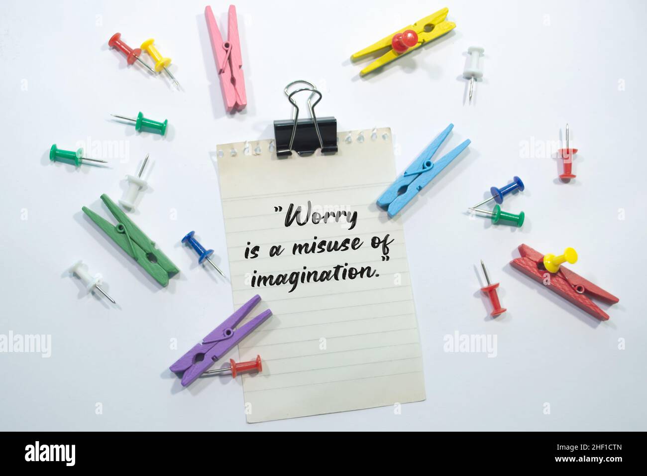 La preoccupazione è un uso improprio della motivazione immaginazione citazione creativa su sfondo cancelleria ufficio. Foto Stock