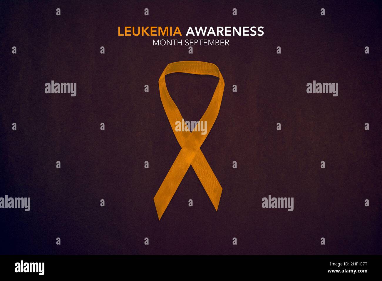 Mese di sensibilizzazione alla leucemia. Nastro di colore arancione su sfondo marrone. Foto Stock