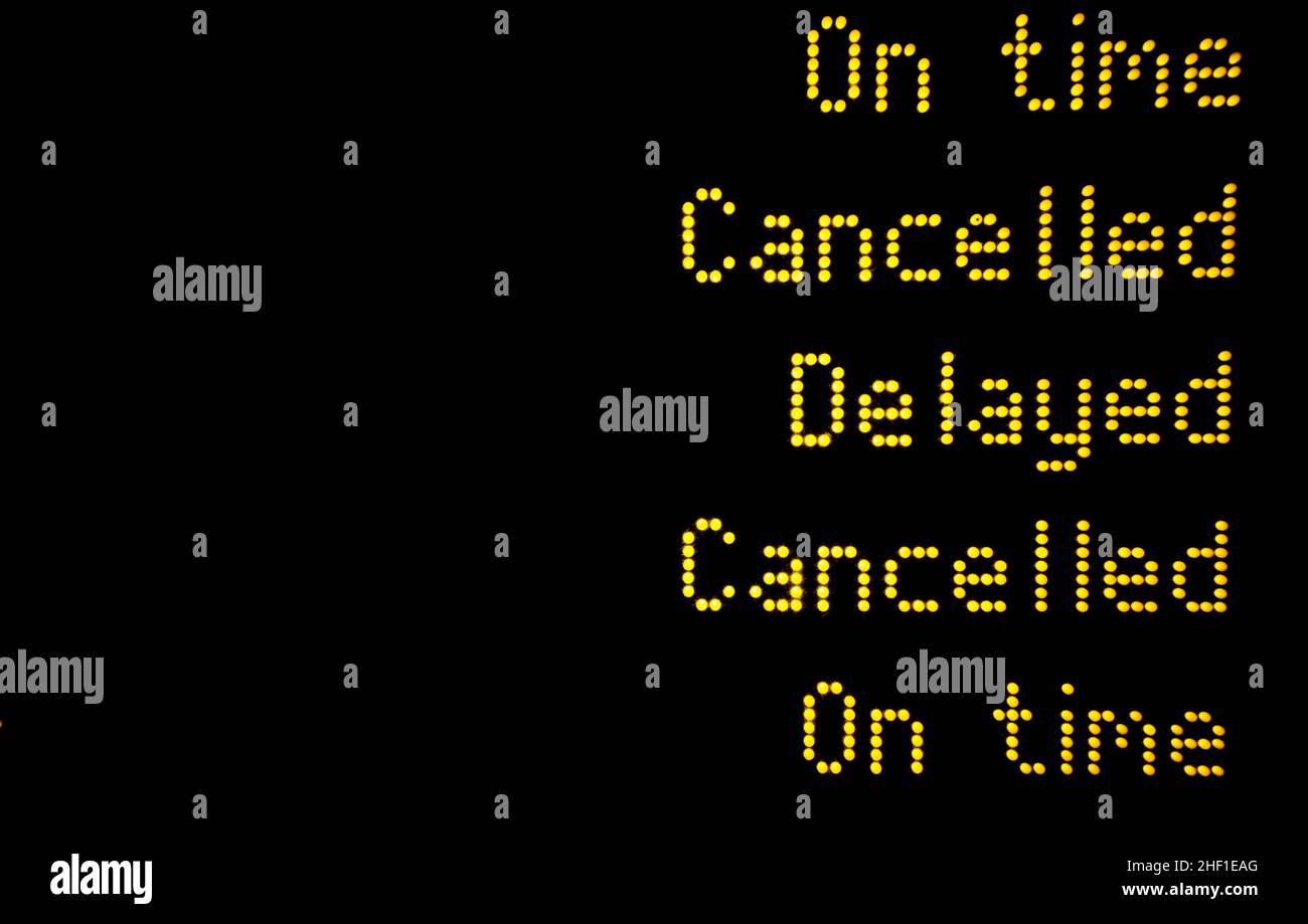 Un cartello informativo ferroviario o aeroportuale che informa i passeggeri dei ritardi e delle cancellazioni dei servizi ferroviari, di autobus e aerei con spazio per fotocopie Foto Stock