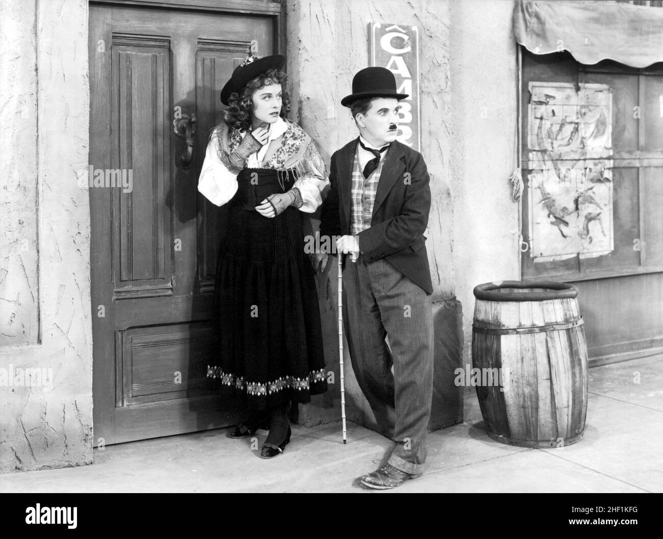 CHARLIE CHAPLIN e PAULETTE GODDARD nel GRANDE DITTATORE (1940), diretto da CHARLIE CHAPLIN. Credit: UNITED ARTISTS / Album Foto Stock