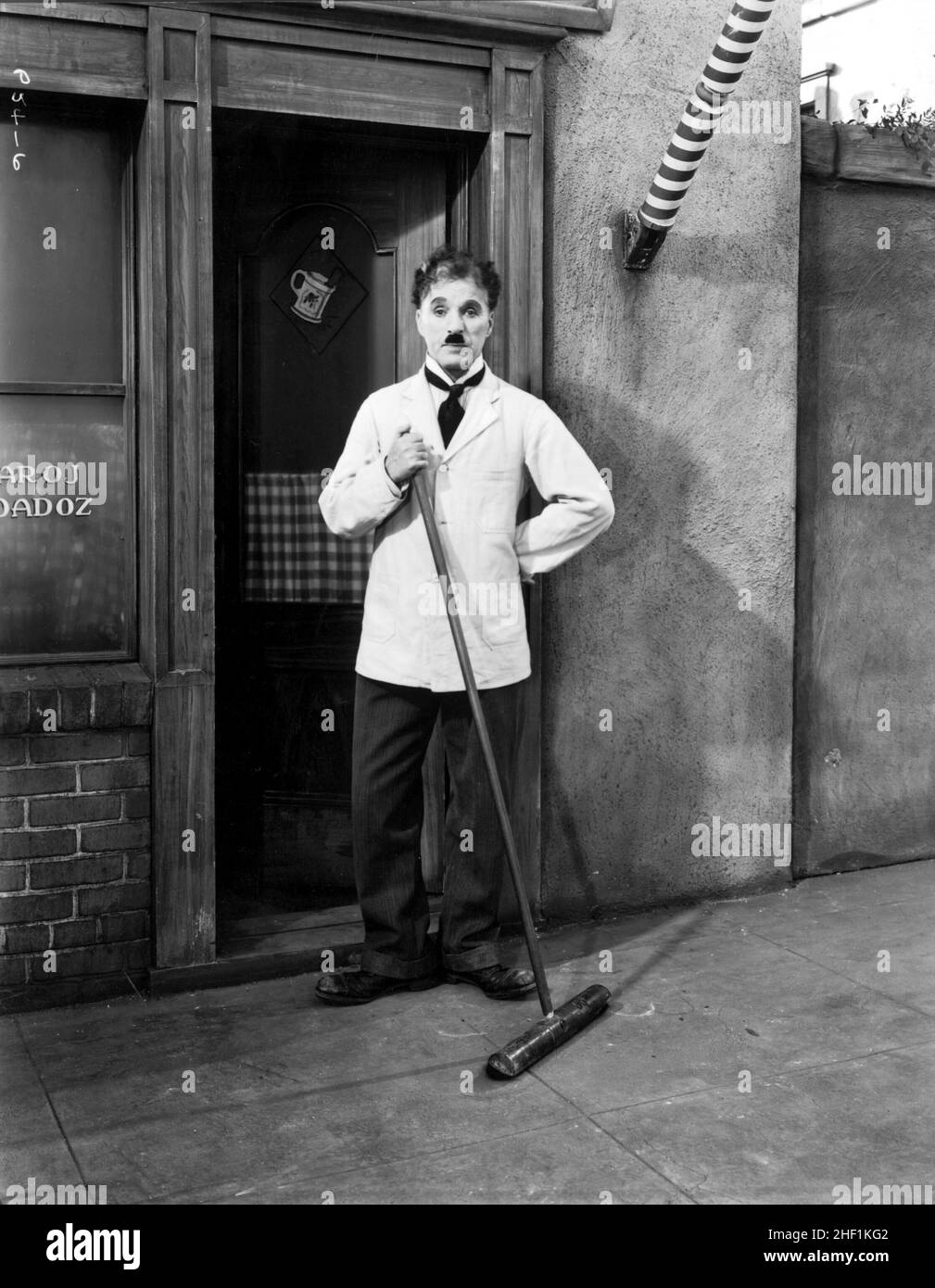 CHARLIE CHAPLIN nel GRANDE DITTATORE (1940), diretto da CHARLIE CHAPLIN. Credit: UNITED ARTISTS / Album Foto Stock