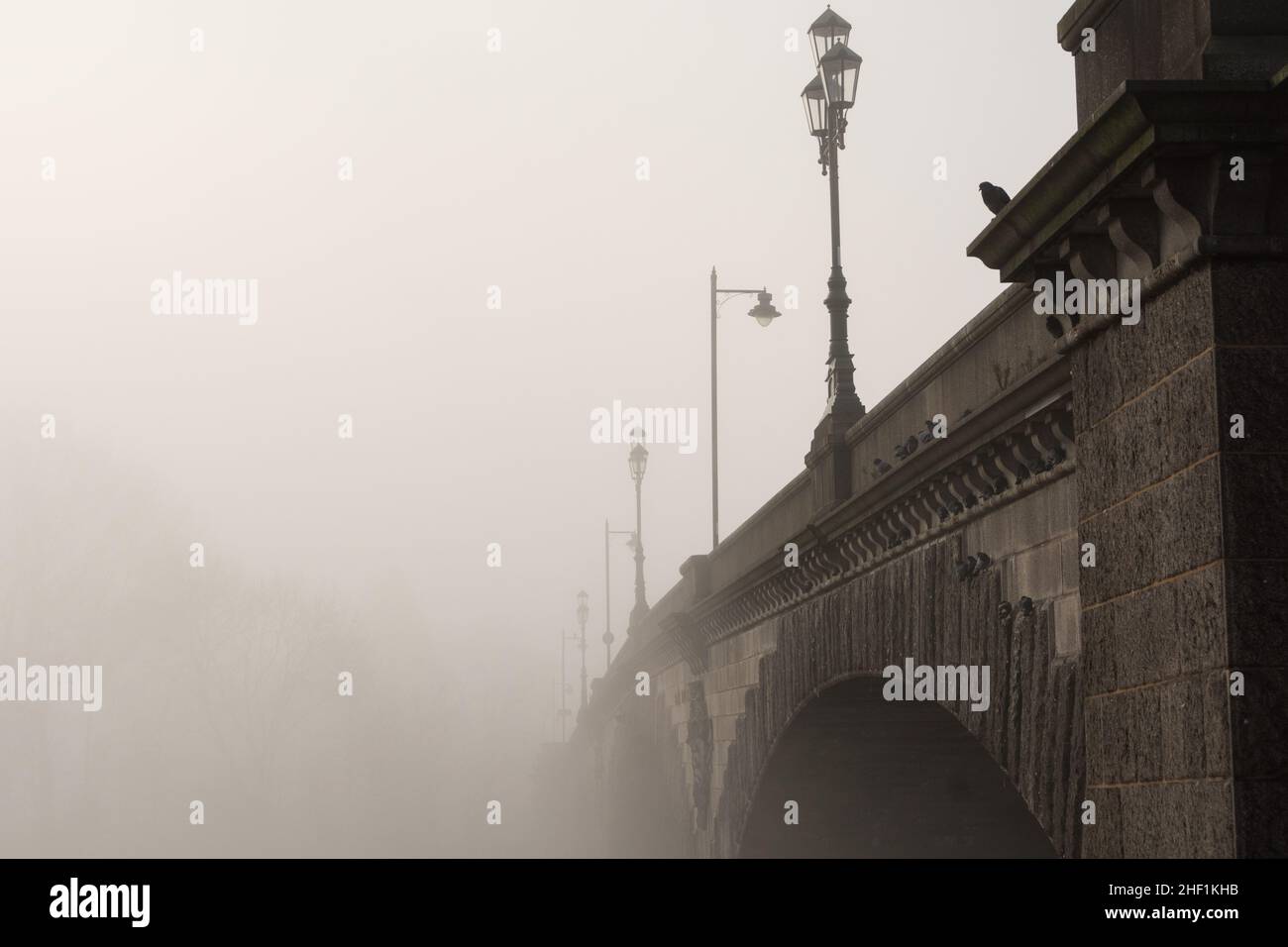 Londra, Inghilterra, Regno Unito. 13 gennaio 2022. Una giornata di nebbia sul Tamigi al Kew Bridge di Londra © Benjamin John/ Alamy Live News. Foto Stock