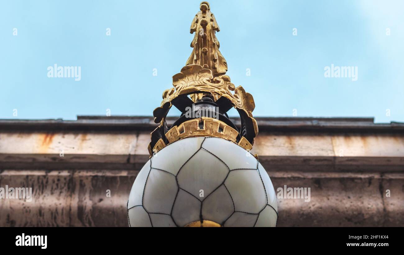 decoración de una corona dorada en una farola frente al Palacio Real de Madrid, España Foto Stock