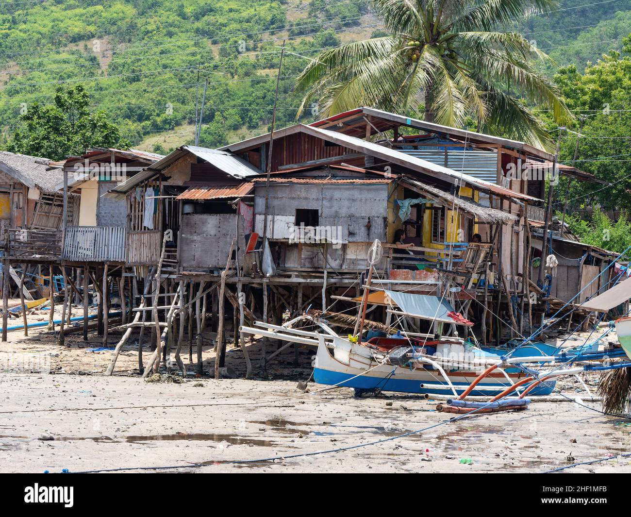 Le case dei pescatori nel villaggio di Sinotos, Maasim nella provincia di Sarangani nel sud di Mindanao, nelle Filippine. Foto Stock