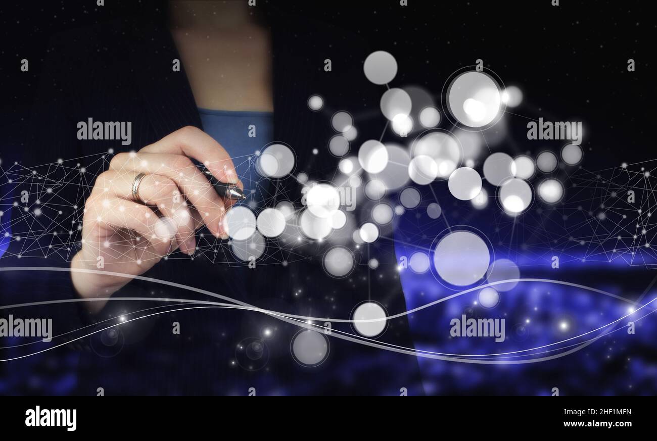 Innovazione, tecnologia di concetto dei big data. Penna grafica digitale e disegno ologramma digitale segno diagramma circolare. Automazione Software Tech Foto Stock