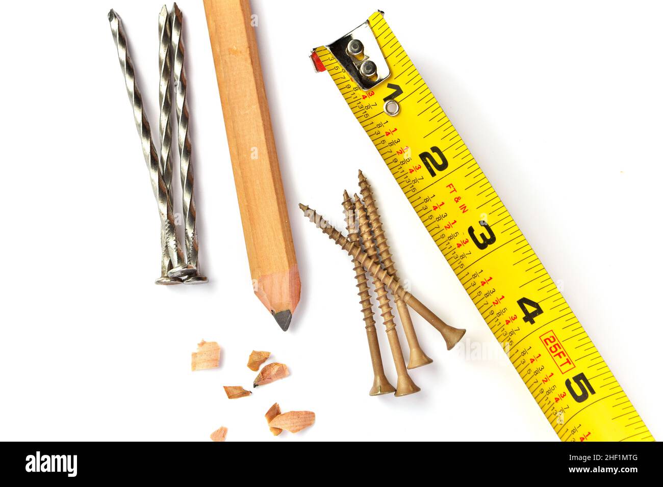 Matita da carpentiere con affilatura, metro a nastro, chiodi per infestare e viti per deck Foto Stock