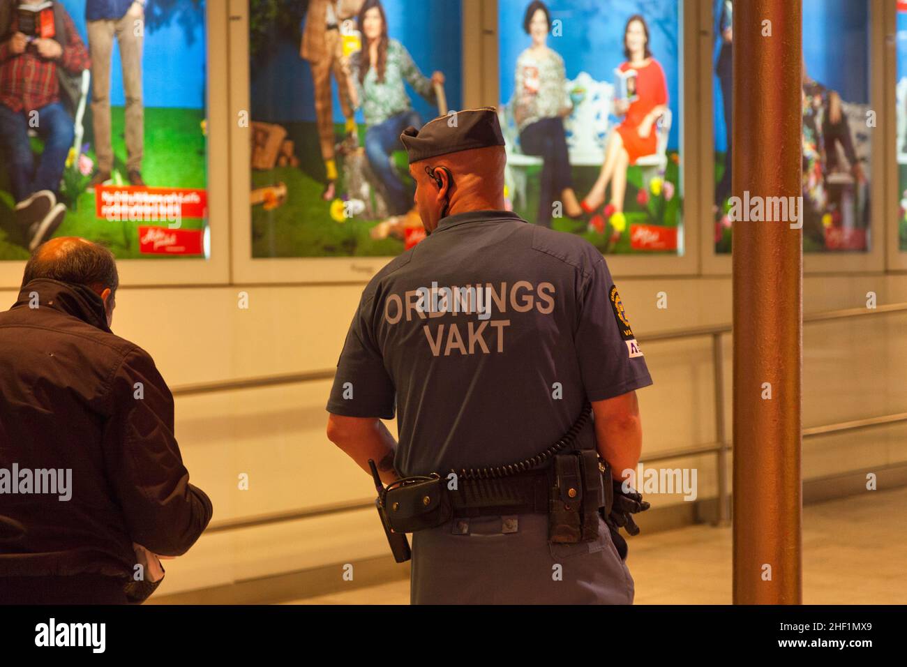 Stoccolma, Svezia - Giugno 22 2019: Un ordningsvakt (in inglese: Guardia di sicurezza) è una persona svedese che viene nominata dall'autorità di polizia per contribu Foto Stock