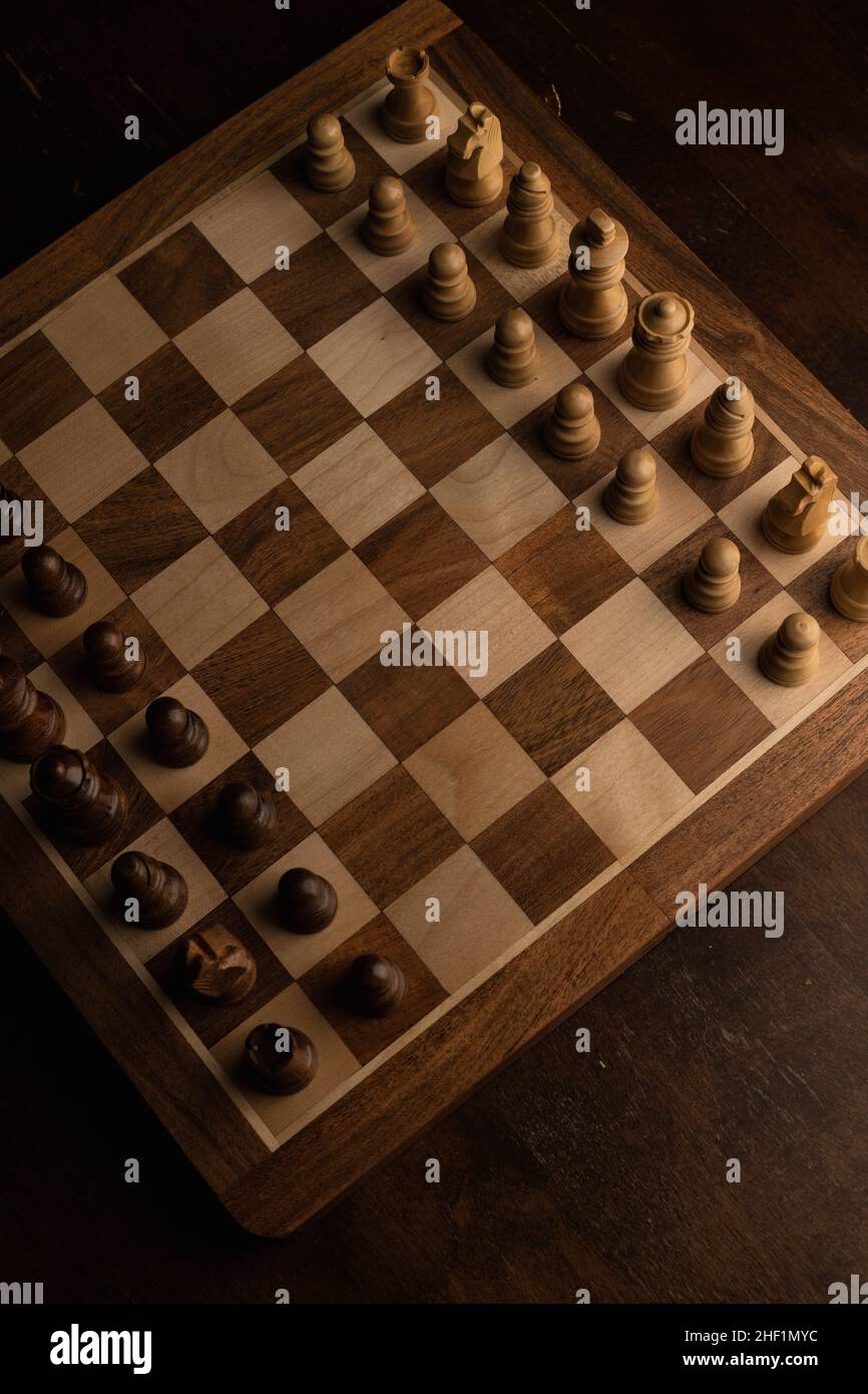 Scacchiera in legno e pezzi Foto Stock
