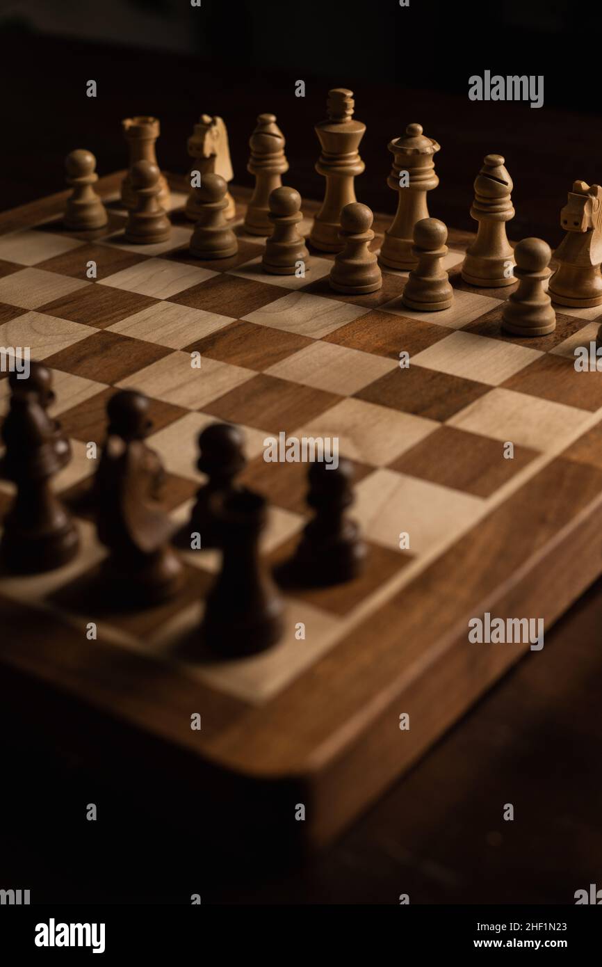 Scacchiera in legno e pezzi Foto Stock