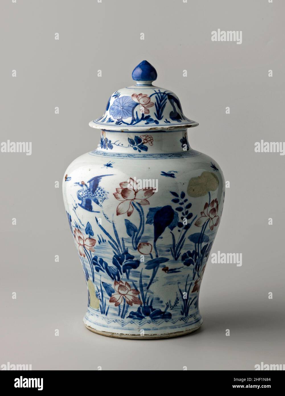 Balustre vaso coperto con piante di loto e gru, anonimo, c.. 1700 - c. 1724 Foto Stock