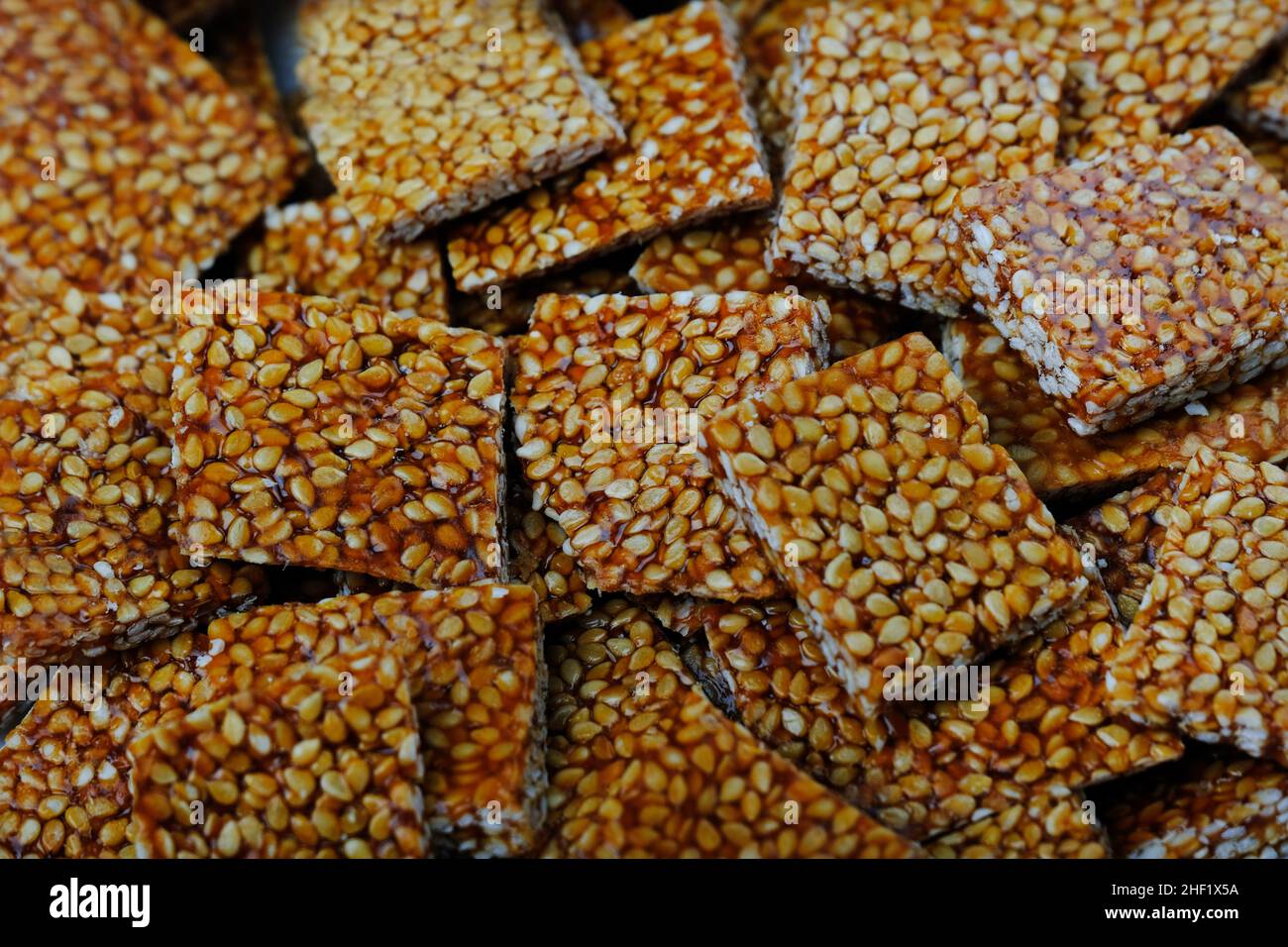 Makar sankranti prodotti speciali Tilgul, Til KE laddu, Chikki tutti gli articoli dolci fatti con semi di sesamo bianco e gelificazione. Inverno speciale indiano cibo salute Foto Stock