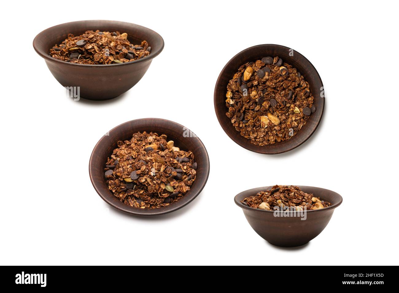 Cereali al cioccolato con noci sullo sfondo della ciotola. Isolato su bacckground bianco. Foto Stock