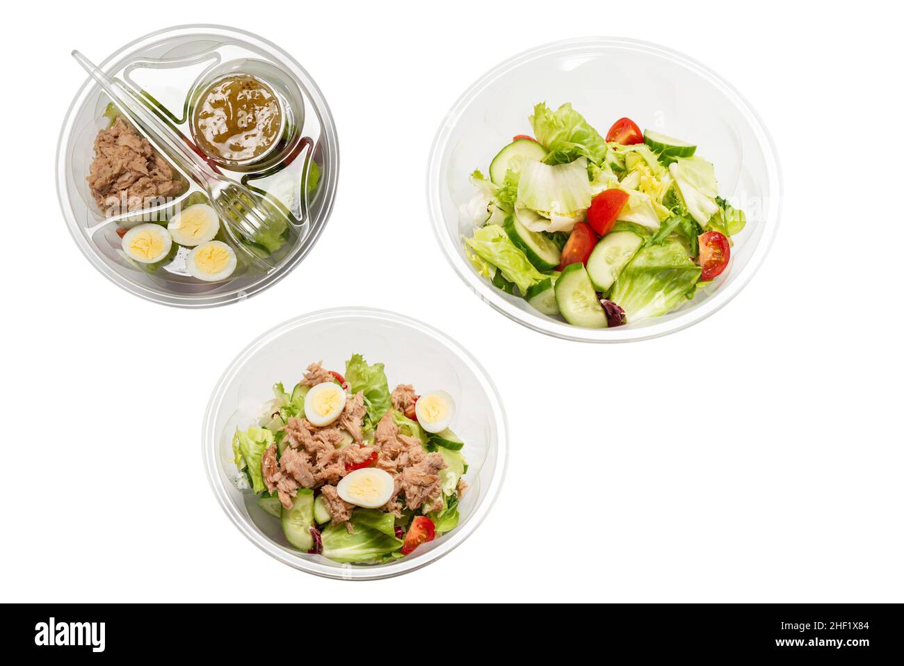 Insalata di tonno fresco con lattuga, cucomber, ciliegie e uova in contenitore di plastica. Vista dall'alto. Foto Stock