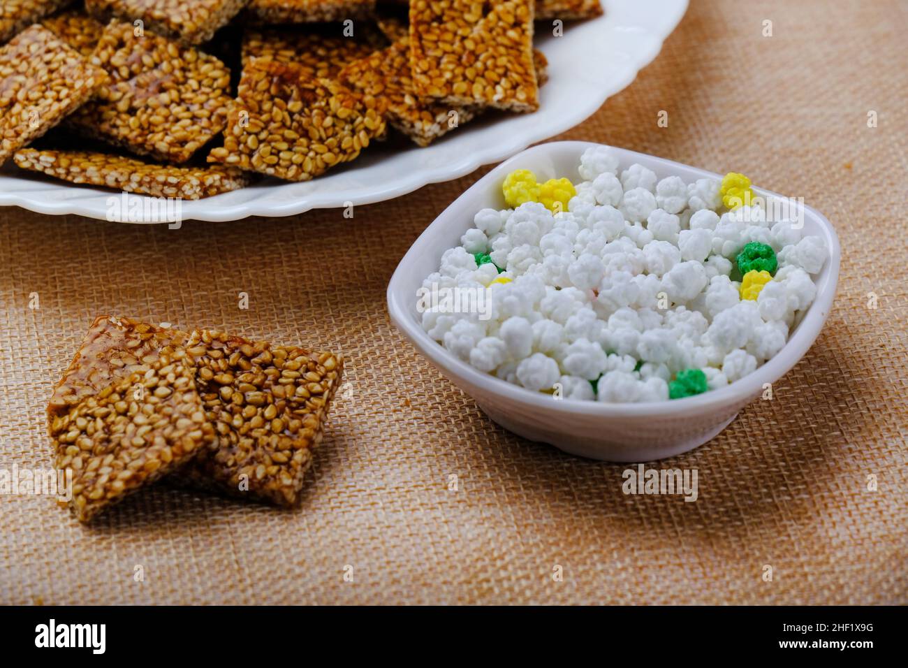 Makar sankranti prodotti speciali Tilgul, Til KE laddu, Chikki tutti gli articoli dolci fatti con semi di sesamo bianco e gelificazione. Inverno speciale indiano cibo salute Foto Stock