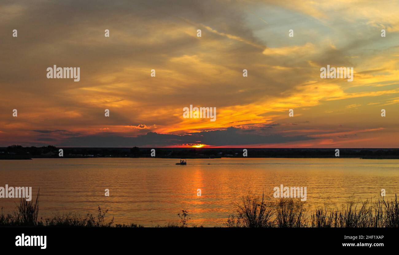 Tramonto sul lago Nasworthy, San Angelo, Texas, USA Foto Stock