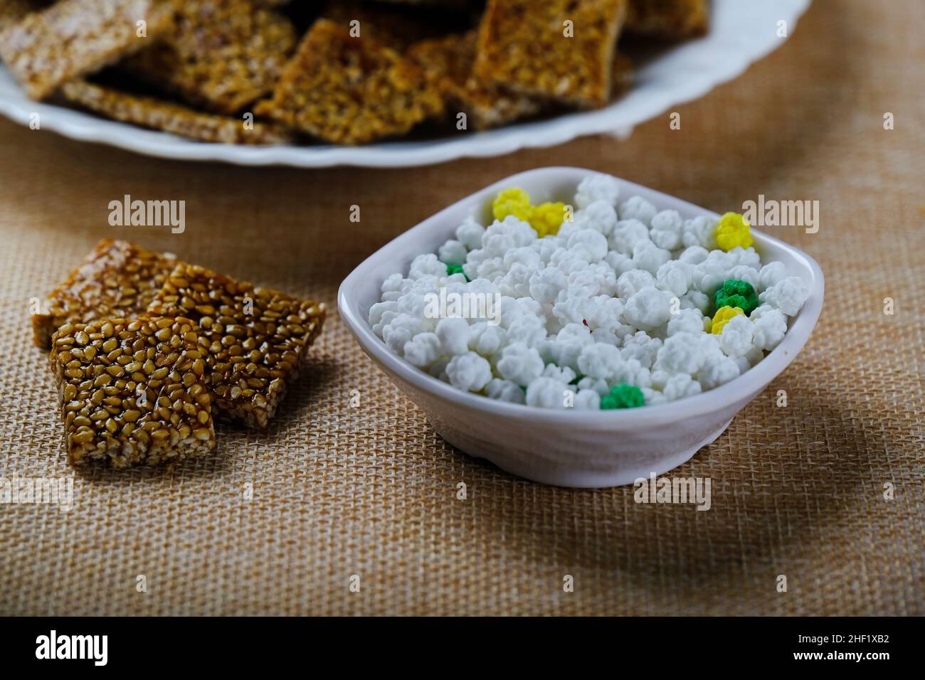 Makar sankranti prodotti speciali Tilgul, Til KE laddu, Chikki tutti gli articoli dolci fatti con semi di sesamo bianco e gelificazione. Inverno speciale indiano cibo salute Foto Stock