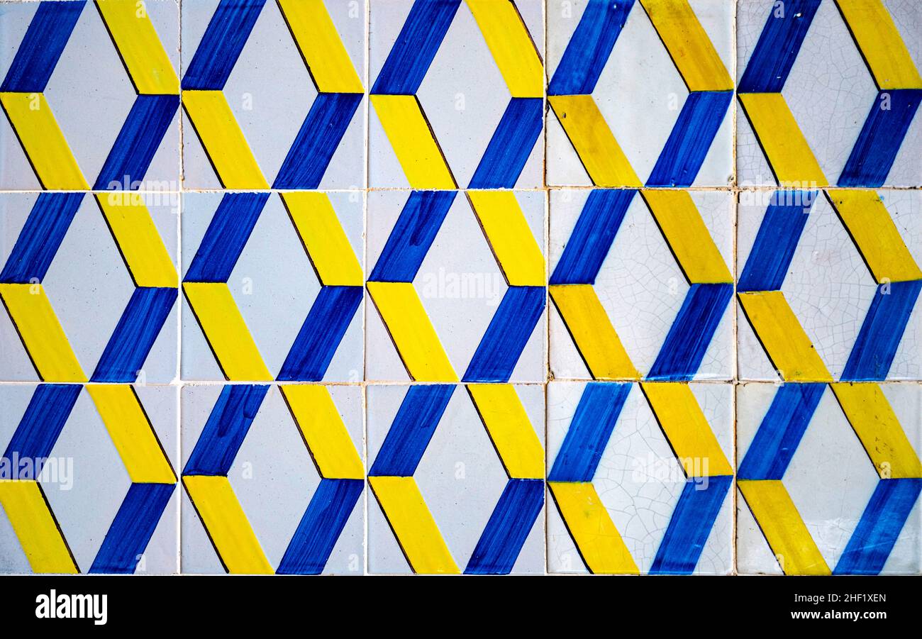 Azulejo è una forma di piastrelle in ceramica dipinte in portoghese e spagnolo. Si trova all'interno e all'esterno di chiese, palazzi, case, scho Foto Stock