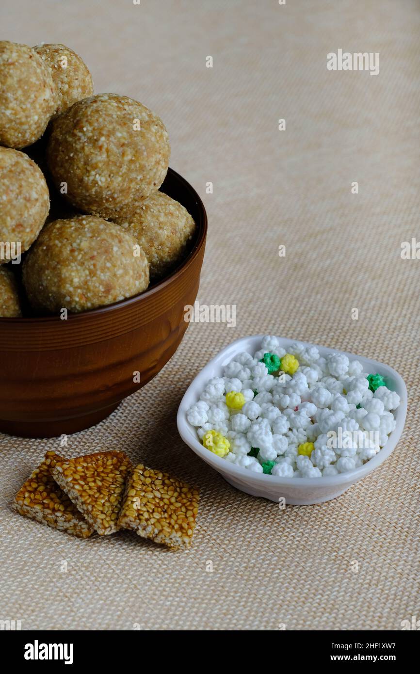 Makar sankranti prodotti speciali Tilgul, Til KE laddu, Chikki tutti gli articoli dolci fatti con semi di sesamo bianco e gelificazione. Inverno speciale indiano cibo salute Foto Stock