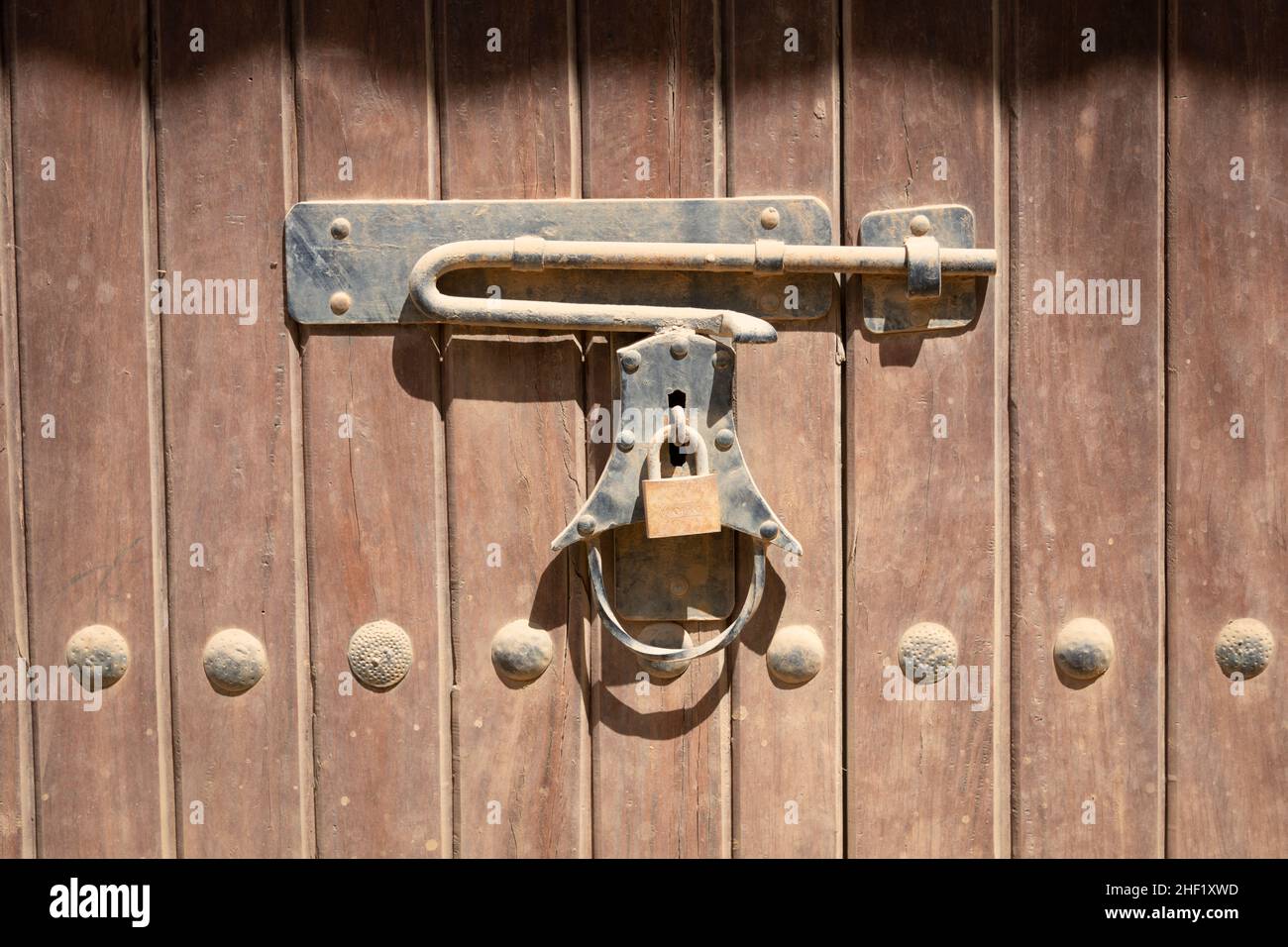 Una porta in stile coloniale con lucchetto, Villa de Leyva, Boyacá, Colombia Foto Stock