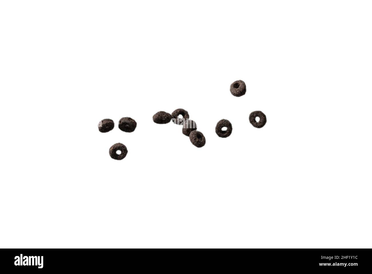 I cerali di cioccolato fuoriescono in una ciotola. Colazione. Isolato su sfondo bianco. Foto Stock