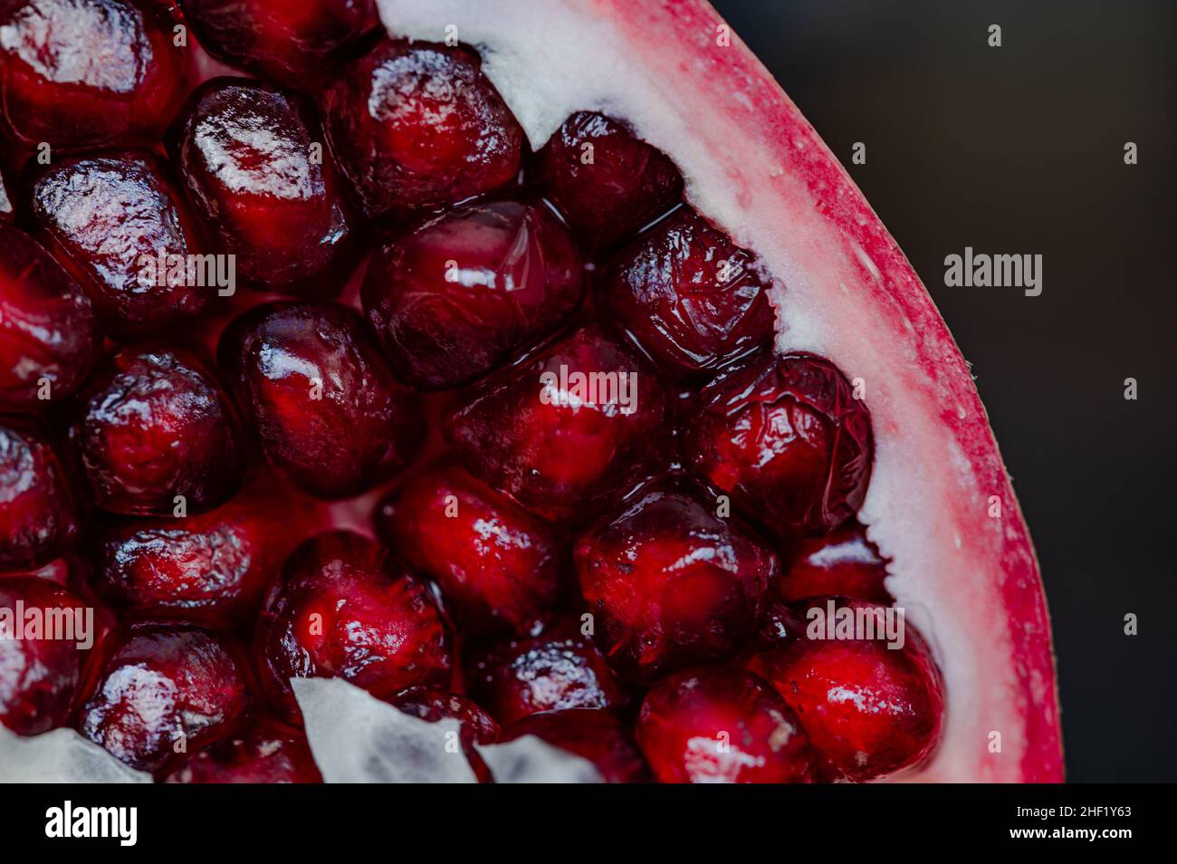 Primo piano di un Pomegranato aperto che mostra semi rossi Foto Stock