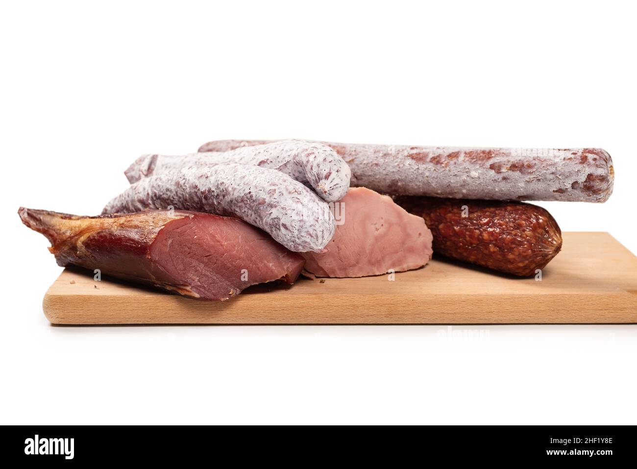 Vari tipi di carne, affumicato, salsiccia, salame isolato su sfondo bianco. Foto Stock