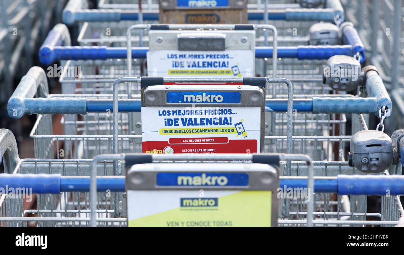 VALENCIA, SPAGNA - 13 GENNAIO 2022: Makro è un marchio internazionale di warehouse club che vende prodotti alimentari e non alimentari Foto Stock