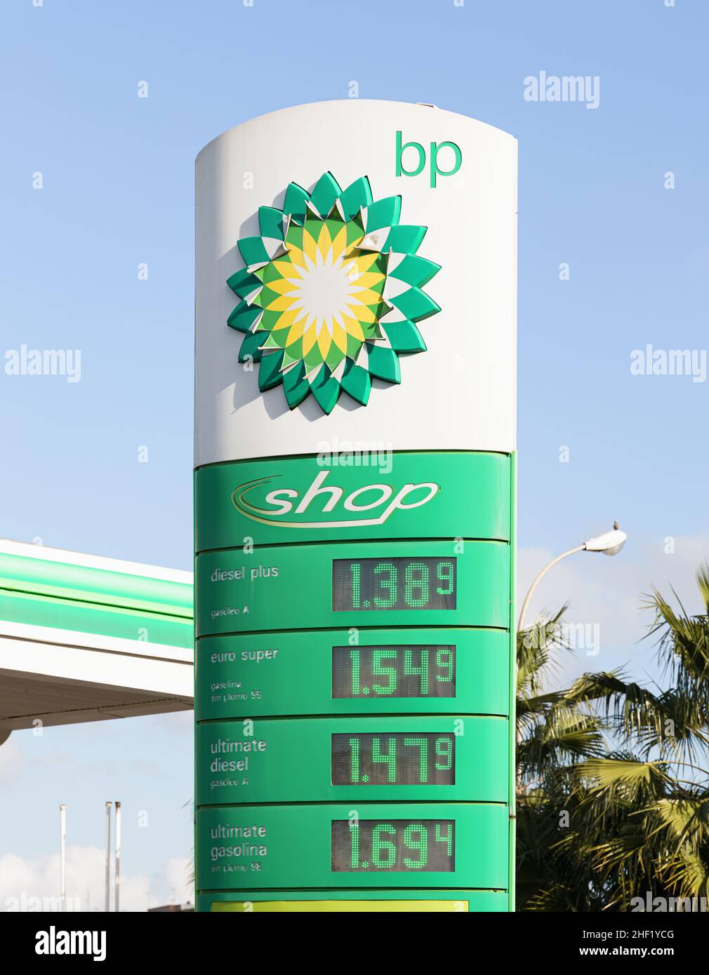 VALENCIA, SPAGNA - 13 GENNAIO 2022: BP British Petroleum è una multinazionale britannica di petrolio e gas con sede a Londra, Inghilterra Foto Stock