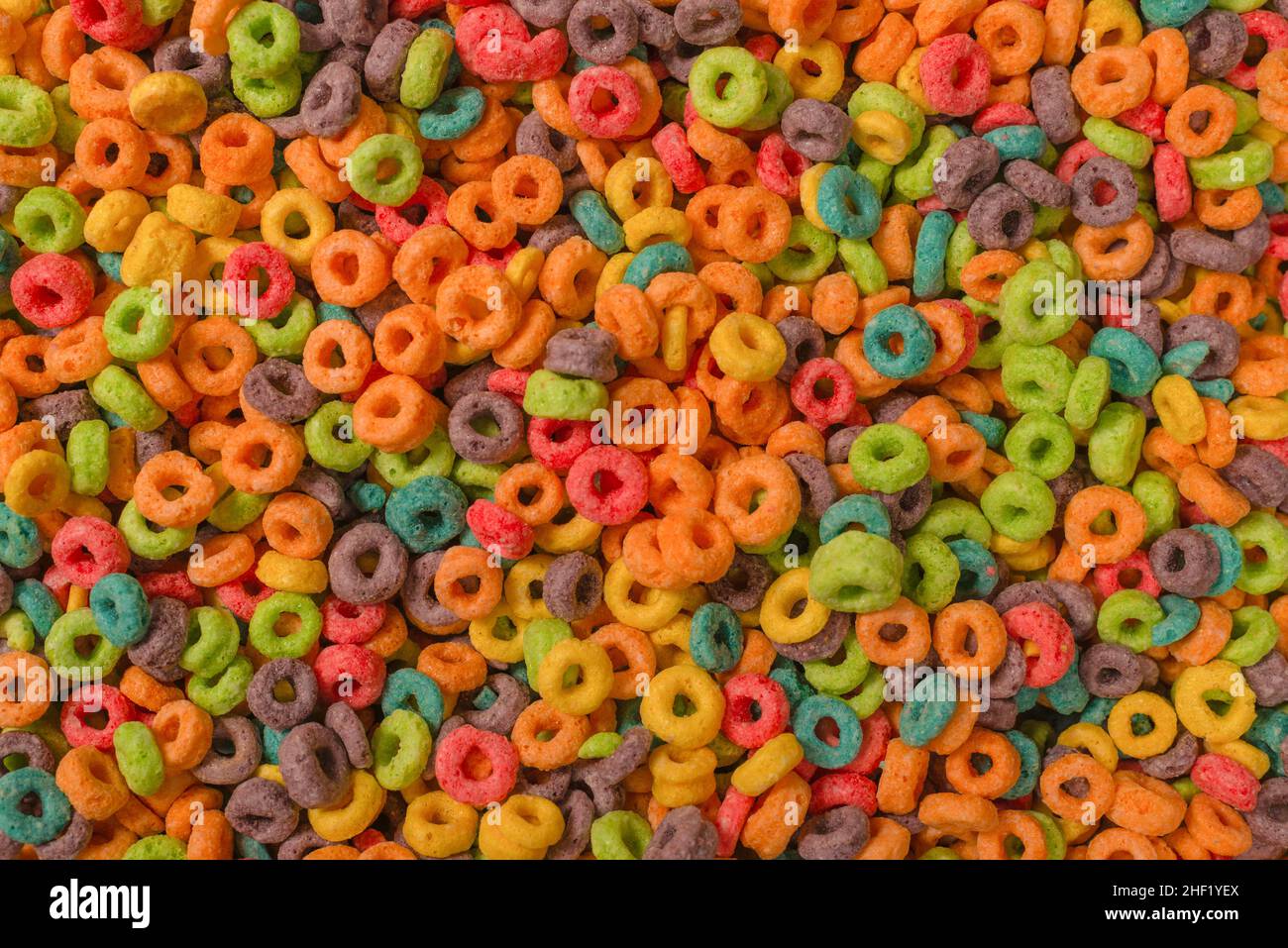 Dolci fiocchi multicolore, anelli di cereali come sfondo. Foto Stock