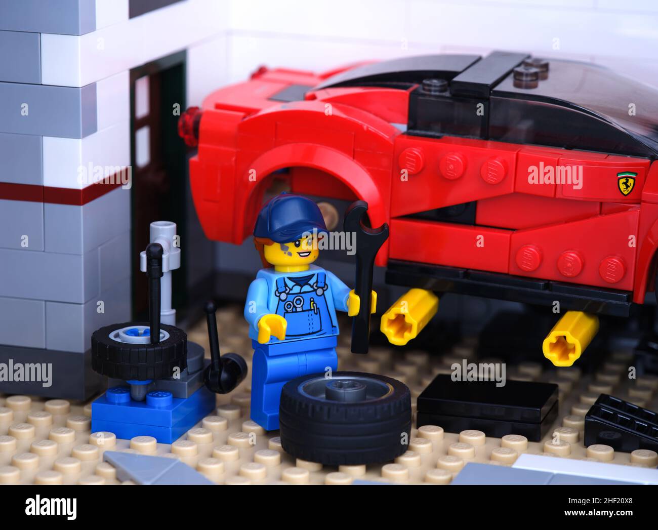 Tambov, Federazione russa - 03 gennaio 2022 Miniphoman Lego che cambia una ruota su un Lego LaFerrari Foto Stock