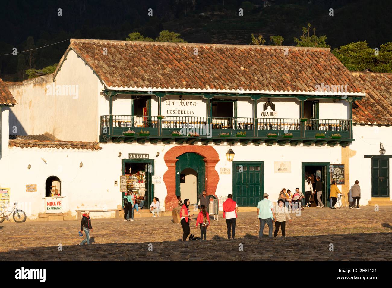 Luce notturna su Plaza Mayor de Villa de Leyva, Boyacá, Colombia Foto Stock