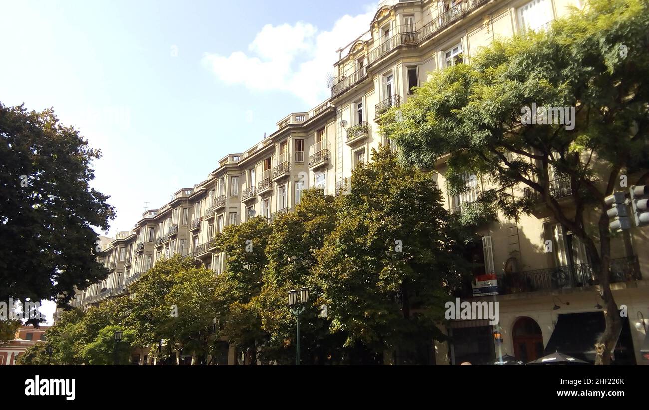 Vista delle facciate degli appartamenti in stile neoclassico francese, Buenos Aires, Argentina Foto Stock