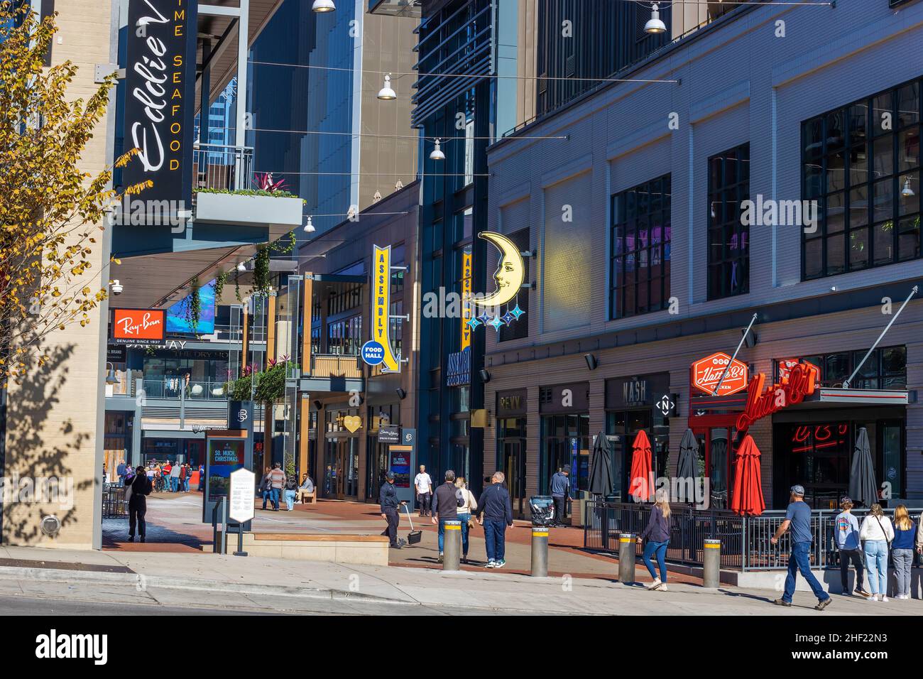 Nashville, Tennessee, USA - 7 novembre 2021: Gli amanti dello shopping e i turisti camminano tra i negozi in un centro commerciale all'aperto nel centro di Nashville. Foto Stock