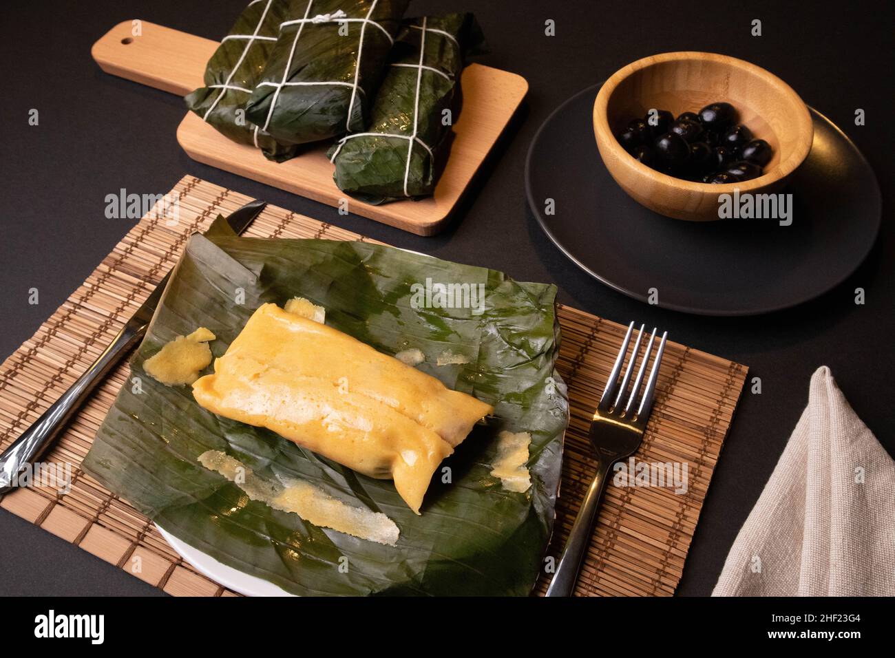 Hallaca al tavolo, il piatto tradizionale del Natale venezuelano Foto Stock