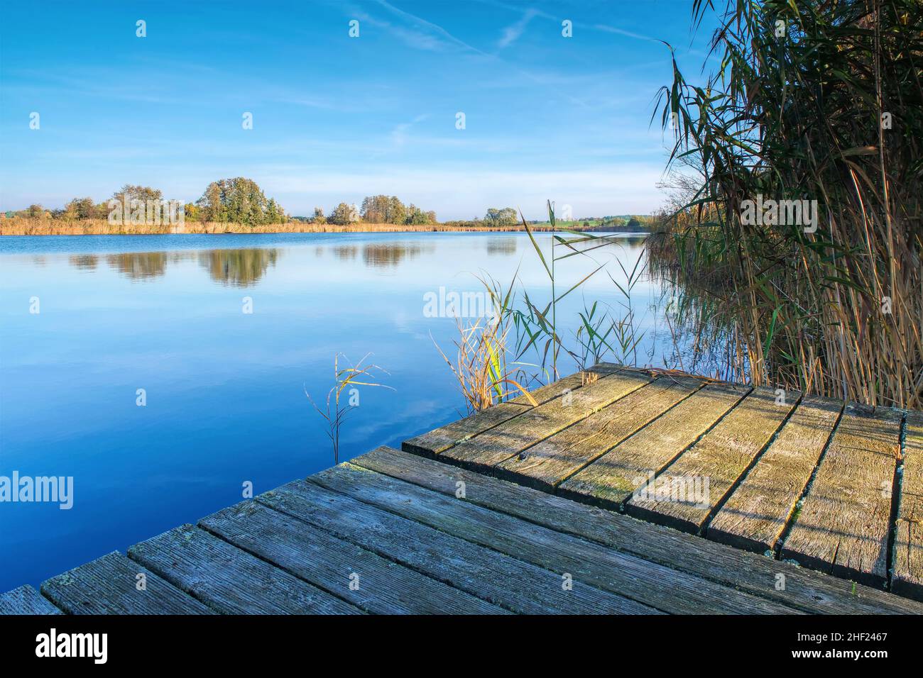 un lago tranquillo in una mattinata tranquilla Foto Stock