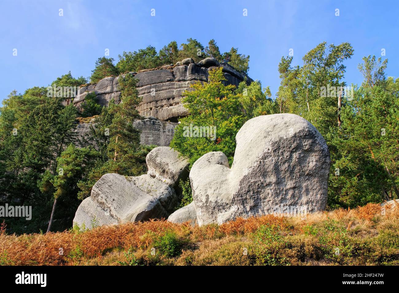Zittau Mountains, famosa roccia chiamata Glove in Oybin in autunno Foto Stock