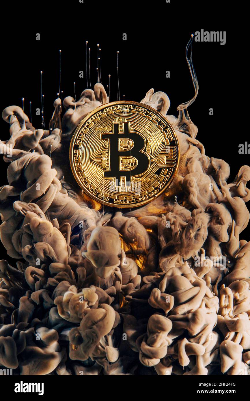 moneta bitcoin e sfondo artistico con nuvola a colori. Foto Stock