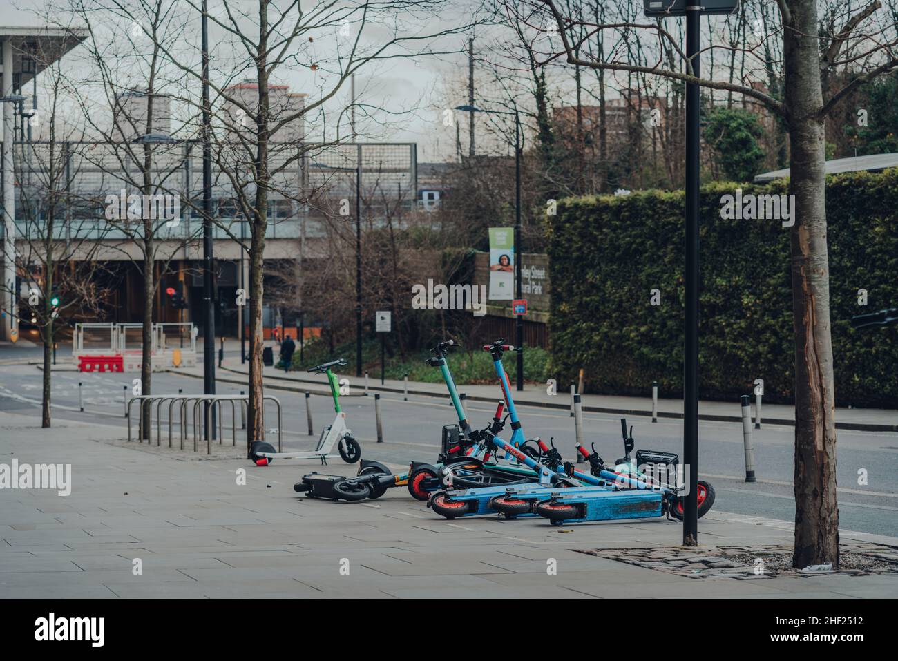 Londra, Regno Unito - 01 gennaio 2022: Varietà di e-scooter su una strada a King's Cross. E-scooters sono ora disponibili per assumere attraverso i boroughs partecipanti un Foto Stock