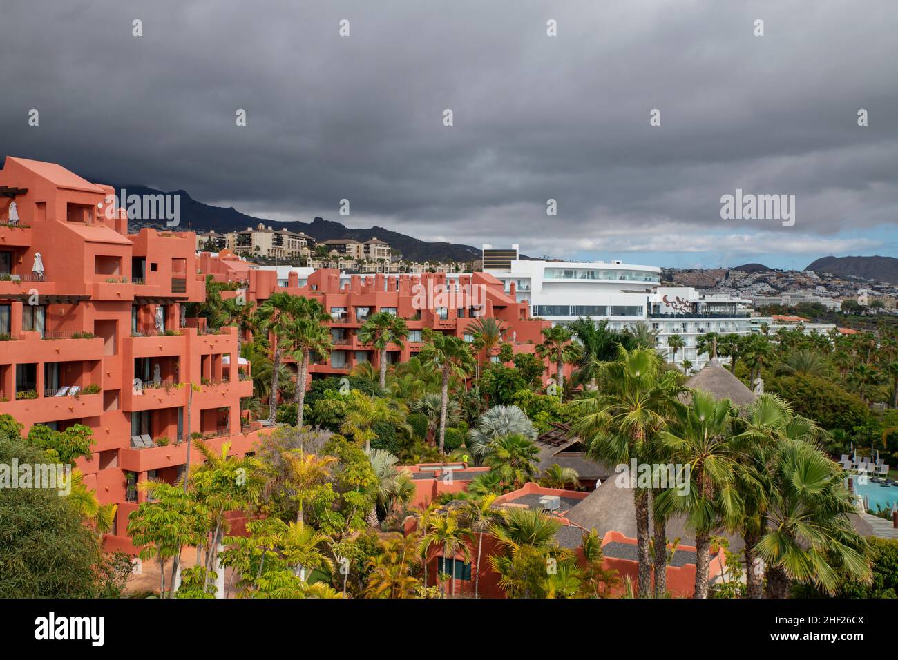 Giornata trascorsa nell'affollato e sovracostruito resort con popolari hotel circondati da giardini e servizi, Mirador del Gaviota, Playa del Duque, Costa Adeje Foto Stock