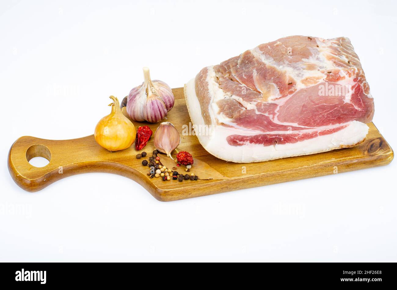 Pezzo di carne di maiale salata su sfondo bianco. Foto Foto Stock