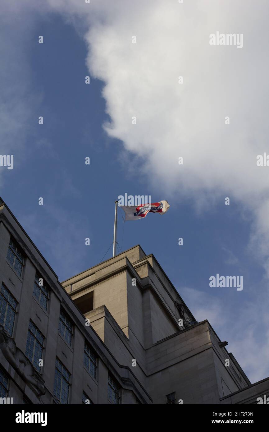 Bandiera della metropolitana di Londra che vola sopra la sede centrale a 55, Broadway, Londra SW1. L'edificio sorge sopra la stazione della metropolitana di St James Park. Foto Stock