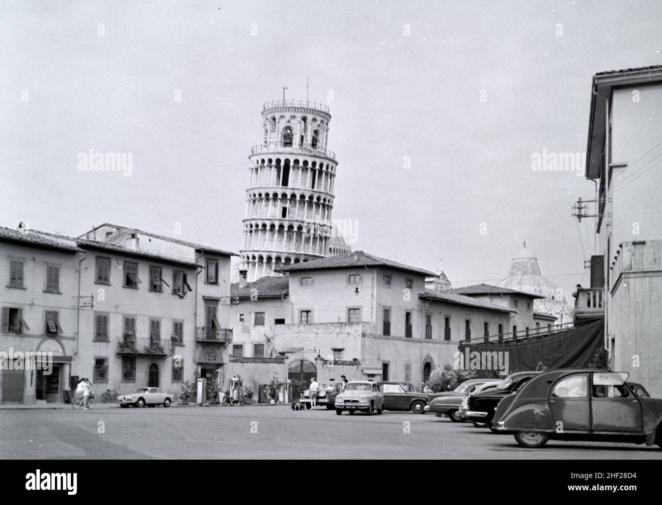 Foto storica o vintage in bianco e nero o immagine della Torre Pendente di Pisa, costruita tra il 1173 e il 1372, nel c1960, Pisa Italia Foto Stock