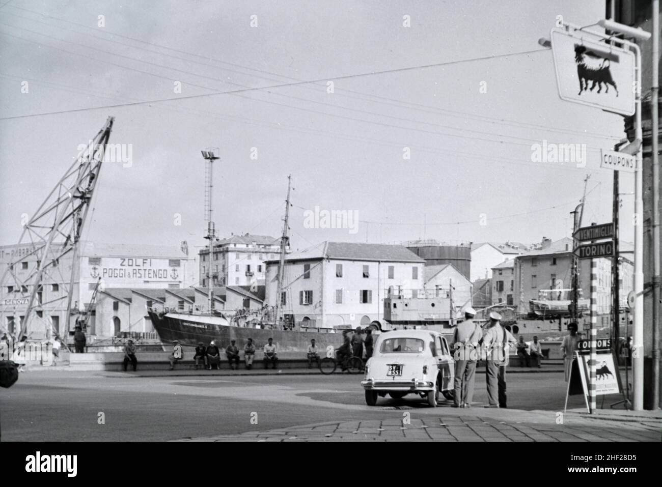 Foto storica o vintage in bianco e nero o immagine del porto o del porto di Genova Italia c1960 Foto Stock