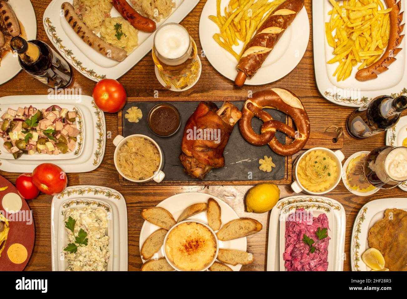 Immagine dall'alto delle ricette tedesche con salsicce e crauti con noccioline e purè di patate Foto Stock