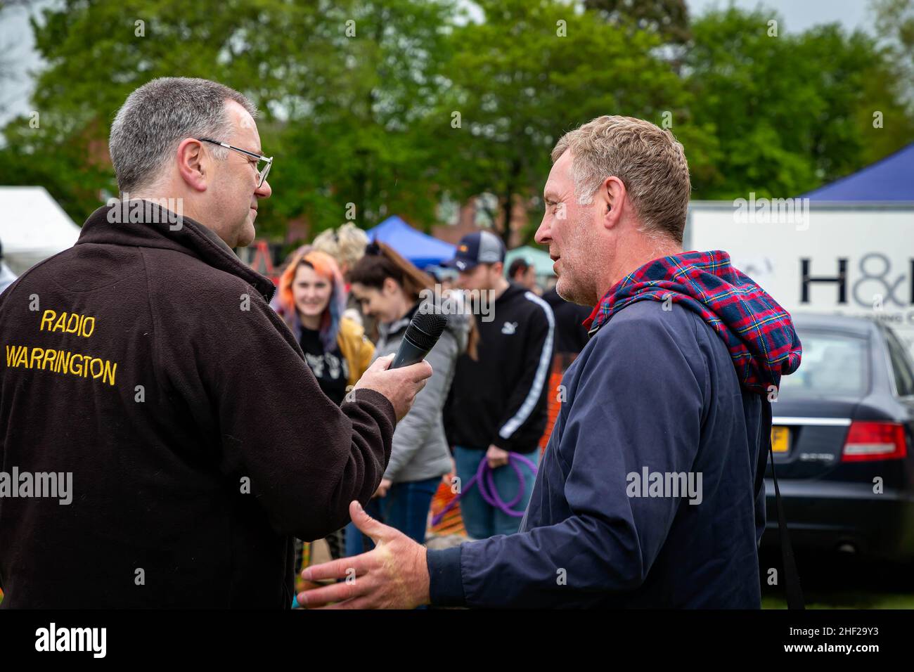 Culleth Community Day, Cheshire, 2019, dove le bancarelle cerchiavano una collezione di veicoli d'epoca restaurati dagli appassionati e visti dal pubblico Foto Stock