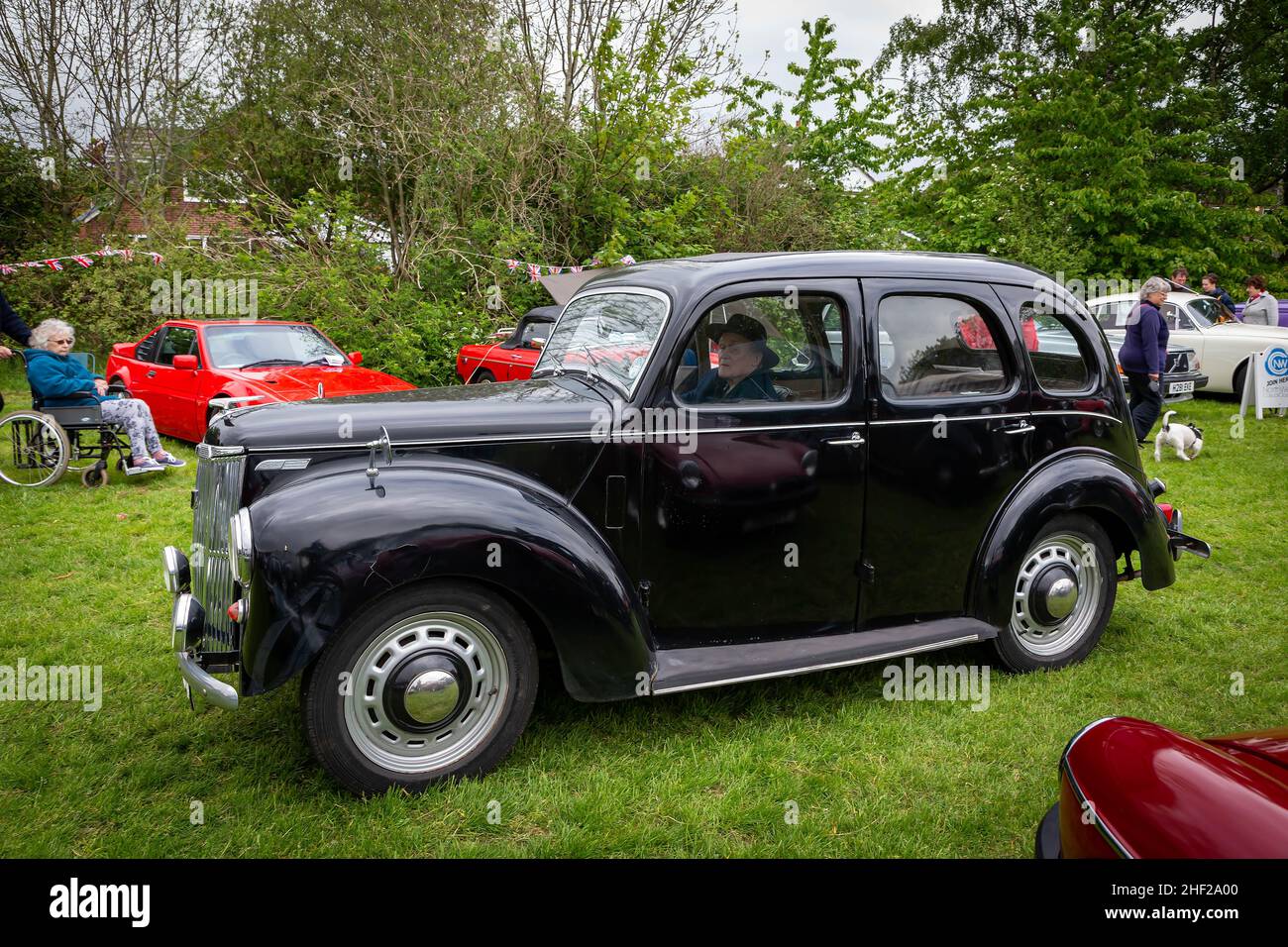 Culleth Community Day, Cheshire, 2019, dove le bancarelle cerchiavano una collezione di veicoli d'epoca restaurati dagli appassionati e visti dal pubblico Foto Stock