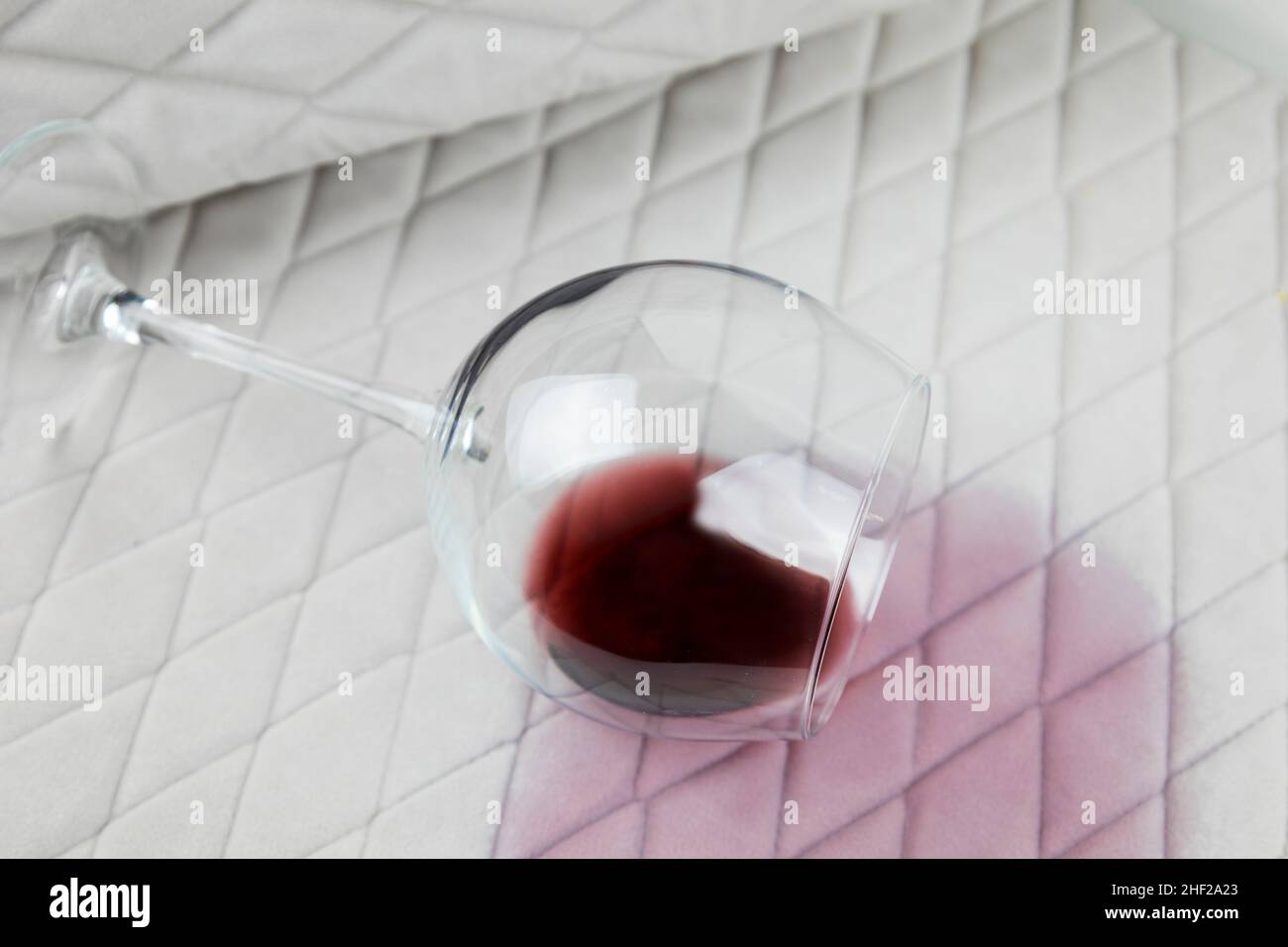 un bicchiere di vino versato sulla tovaglia. Pulizia di vestiti e mobili da  macchie Foto stock - Alamy