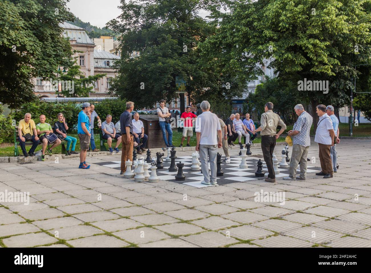 SARAJEVO, BOSNIA-ERZEGOVINA - 12 GIUGNO 2019: La gente gioca a scacchi giganti in un parco a Sarajevo, Bosnia-Erzegovina Foto Stock