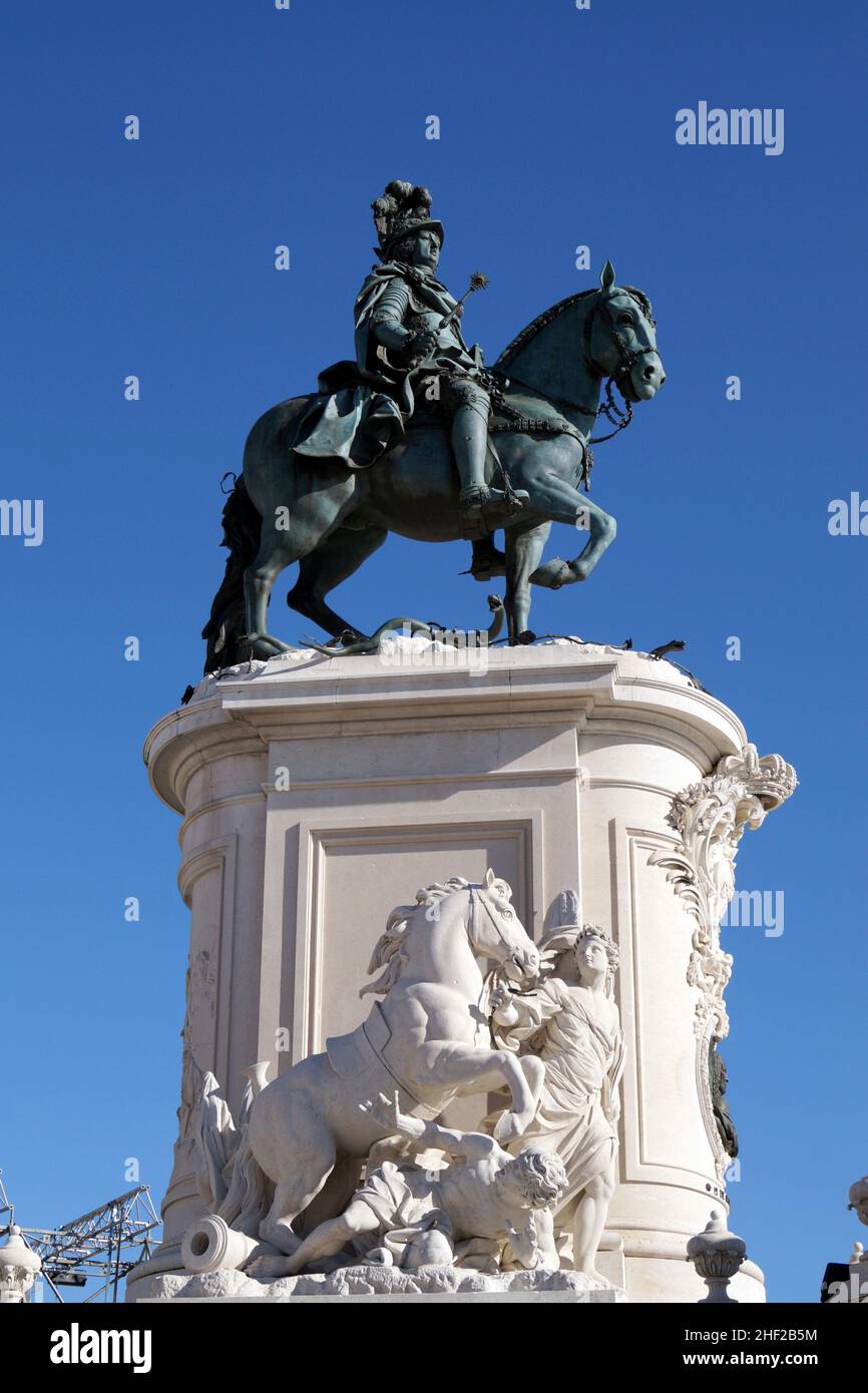 Statua equestre di re Jose i, su disegno di Eugenio dos Santos, svelata nel 1775, nel centro della Praca do Comercio, Piazza del Commercio, Lisbona Foto Stock